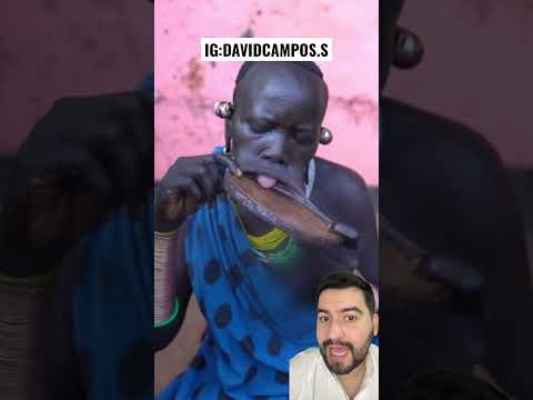 ELLA SE COLOCA UNA PLACA EN SU LABIO / TRIBUS AFRICANAS