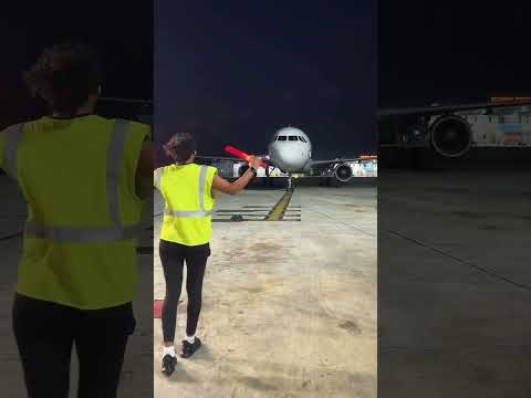 Esta chica trabaja en la pista del aeropuerto para dirigir a los aviones 👏